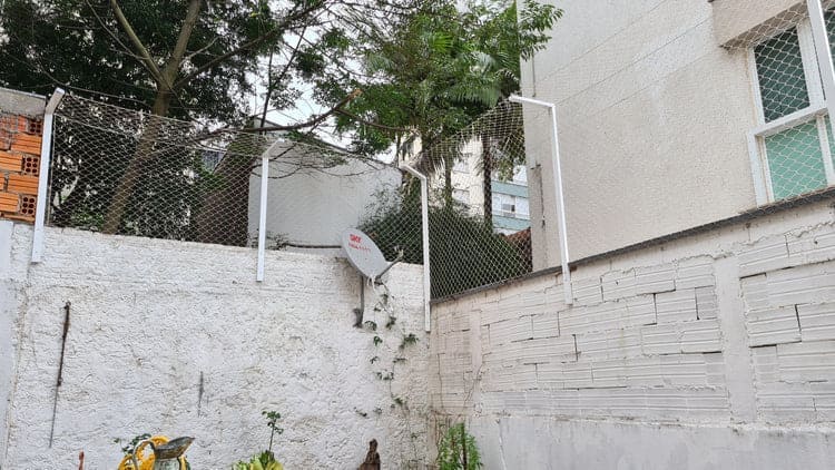 Barras verticais com ângulo 90 graus para evitar fuga de pátio